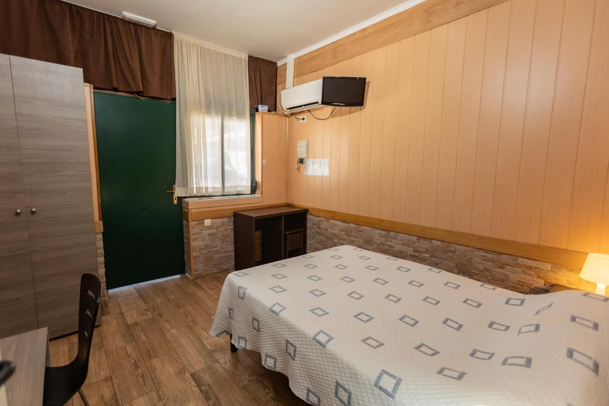 Hostal - Bungalows Camping Cáceres Exterior foto