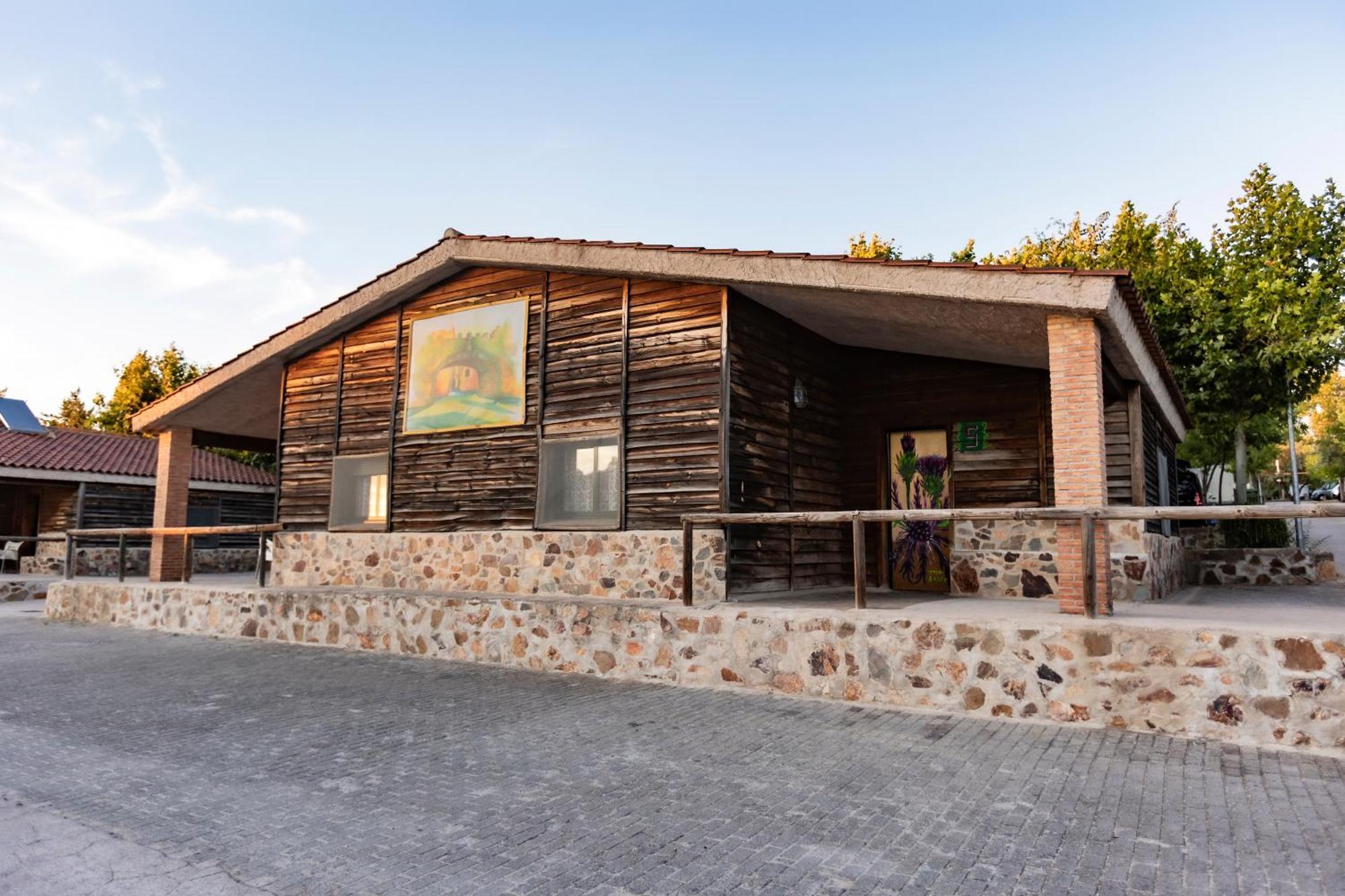 Hostal - Bungalows Camping Cáceres Exterior foto